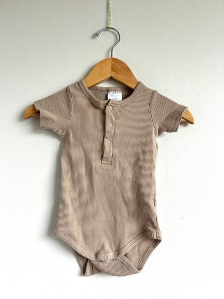 Mebie Baby Tan Ribbed Onesie • 12-18 months
