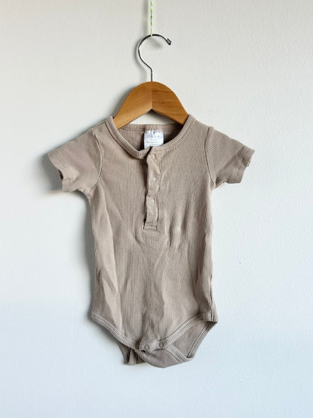 Mebie Baby Ribbed Tan Onesie • 12-18 months