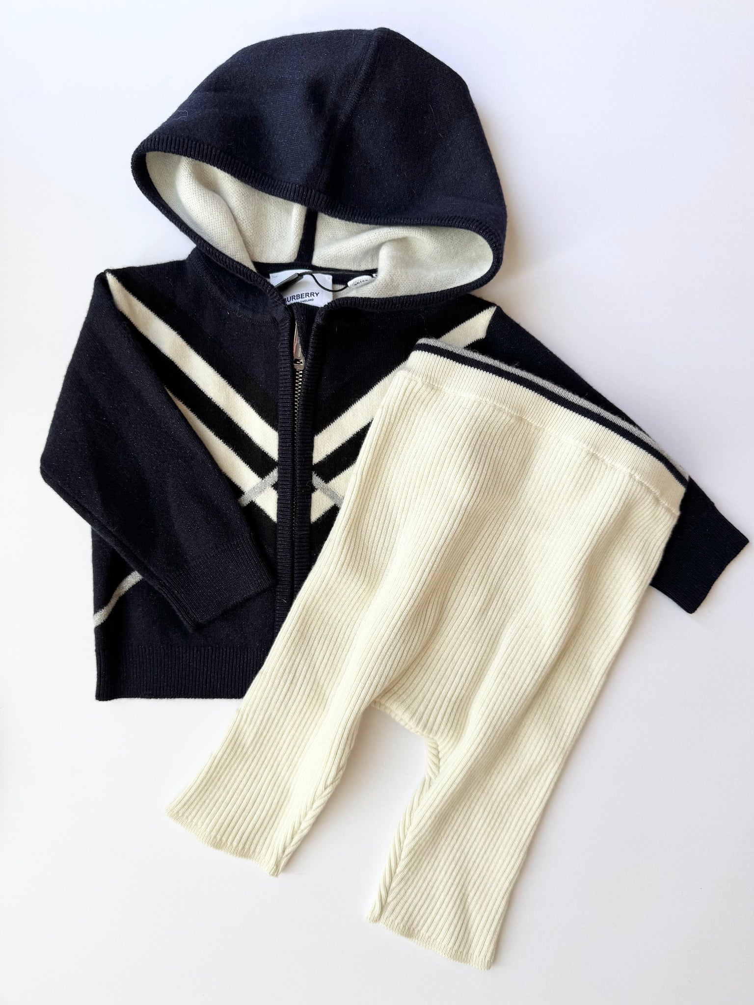 NEW Burberry 2pc Knit Set • 6 months