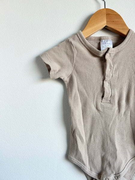 Mebie Baby Ribbed Tan Onesie • 12-18 months