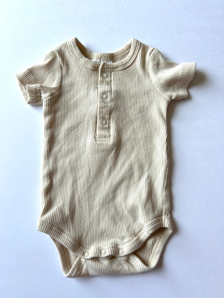Mebie Baby Cream Ribbed Short Sleeve Onesie • 0-3 months
