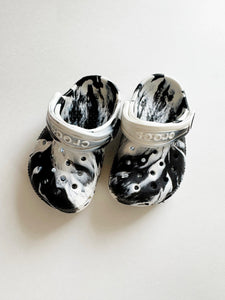 NEW Crocs Black and White Tie Dye • 4c