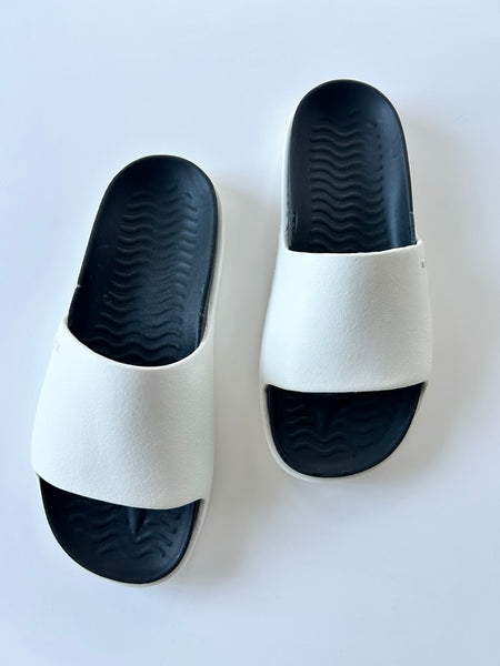 NEW Native Adult Sandals • 7 Adult