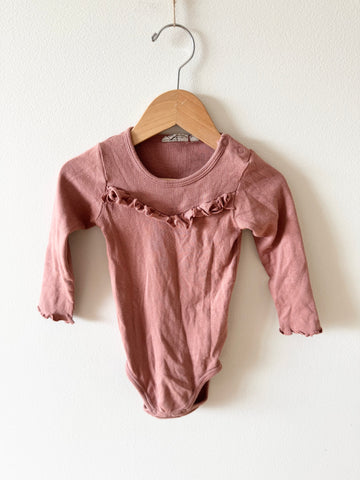 Wheat Ribbed Ruffle Onesie • 12-18 months