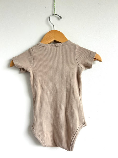 Mebie Baby Tan Ribbed Onesie • 12-18 months
