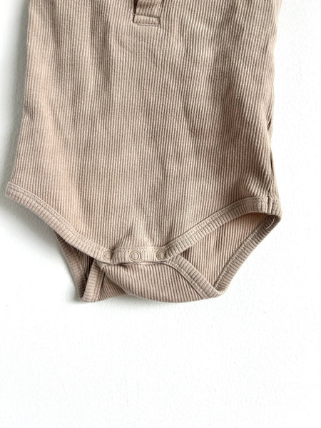 Mebie Baby Tan Ribbed Onesie • 12-18 months