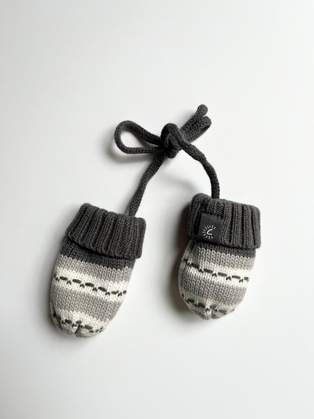 Calikids Infant Mittens with String • 0-6 months