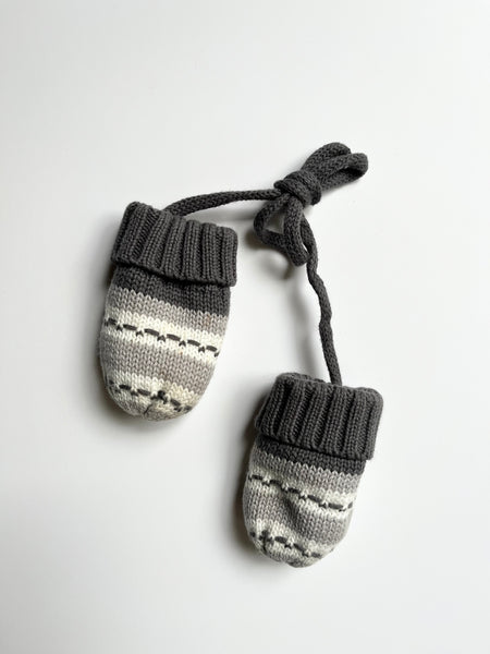 Calikids Infant Mittens with String • 0-6 months