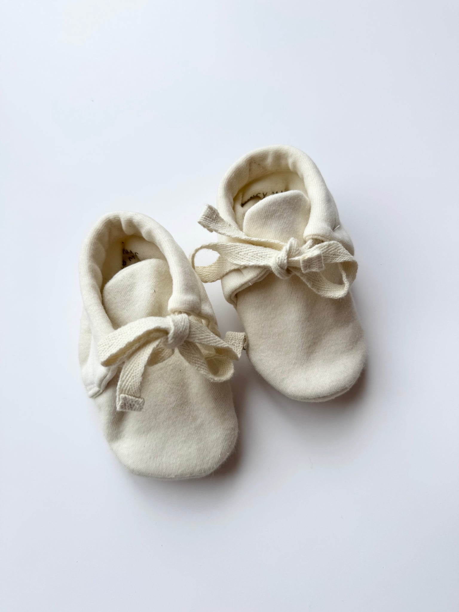 Quincy Mae Teeny Tiny Cream Soft Booties • 3-6 months
