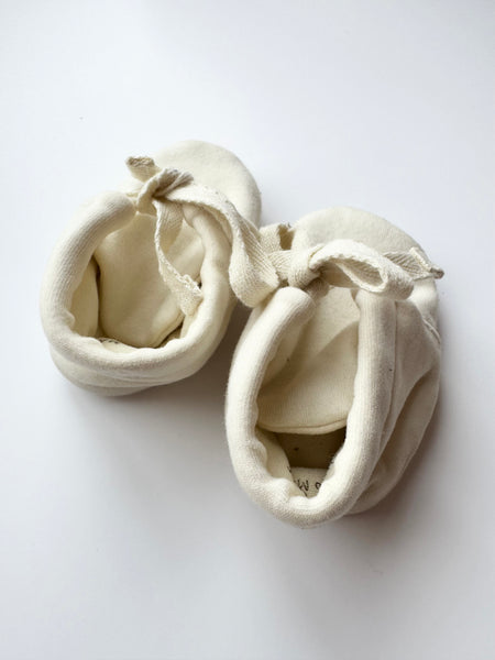 Quincy Mae Teeny Tiny Cream Soft Booties • 3-6 months