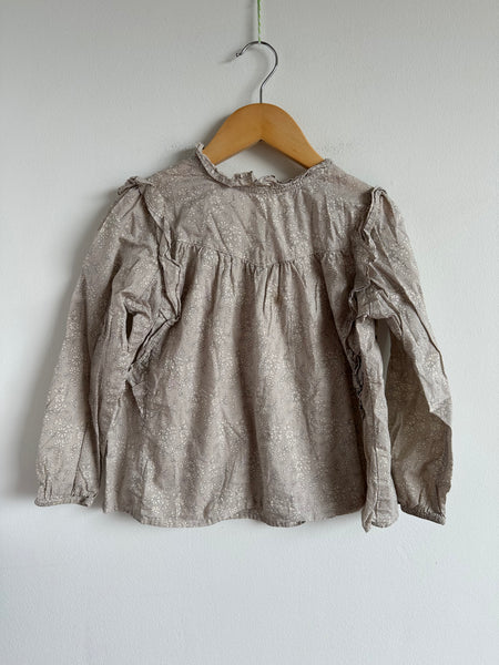 Petits Vilains Grey and White Floral Ruffle Blouse • 6-7 years