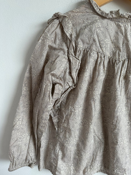 Petits Vilains Grey and White Floral Ruffle Blouse • 6-7 years