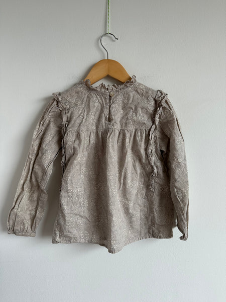 Petits Vilains Grey and White Floral Ruffle Blouse • 6-7 years