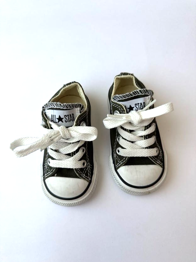 Converse Low Top Shoes • 4c