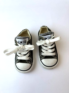 Converse Low Top Shoes • 4c