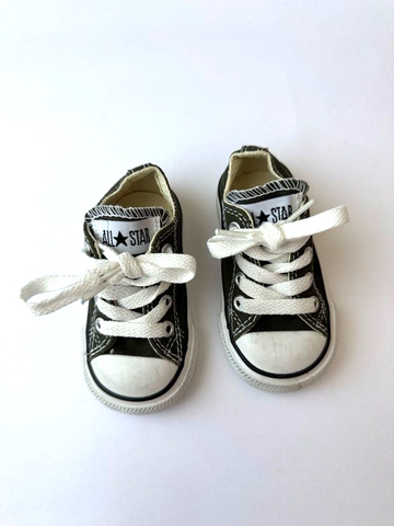 Converse Low Top Shoes • 4c