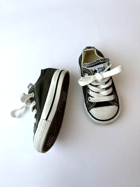 Converse Low Top Shoes • 4c