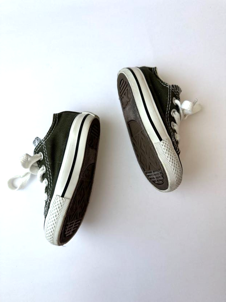 Converse Low Top Shoes • 4c