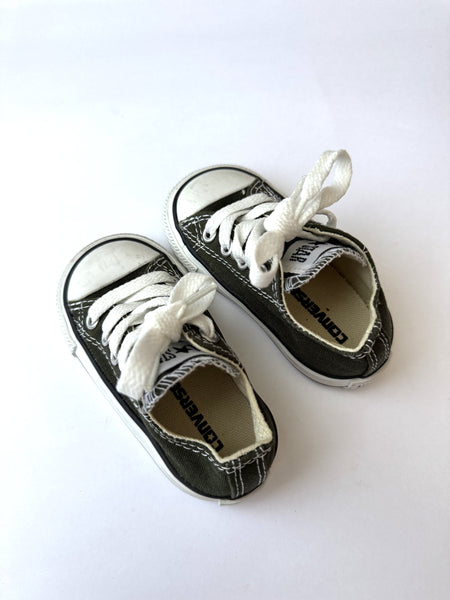 Converse Low Top Shoes • 4c