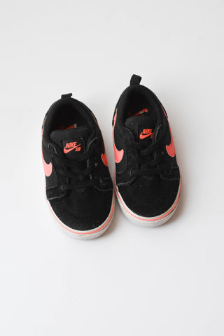 Nike Shoes • 6c